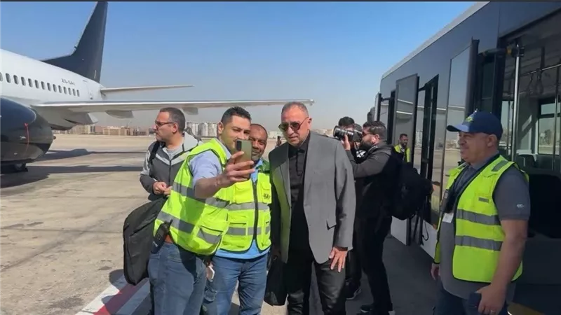العاملون بمطار القاهرة يلتقطون صورًا تذكارية مع محمود الخطيب 