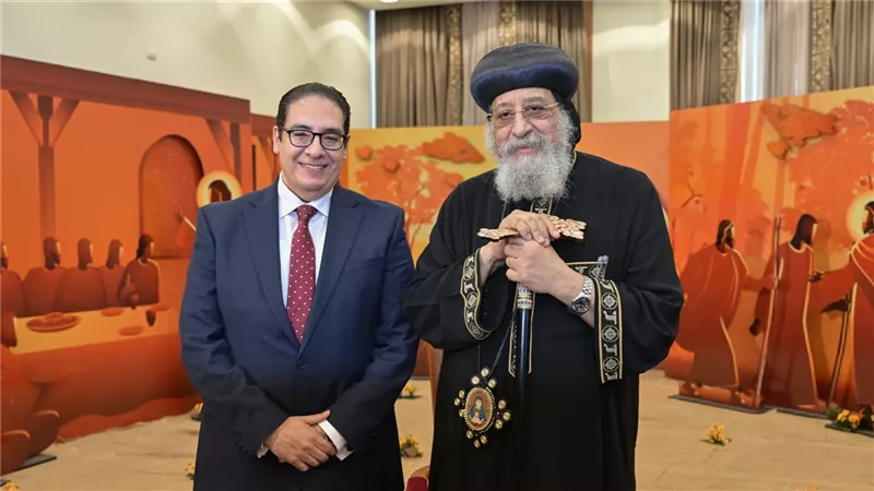 رئيس جامعة القاهرة يزور البابا تواضروس الثاني لتهنئة بعيد القيامة المجيد