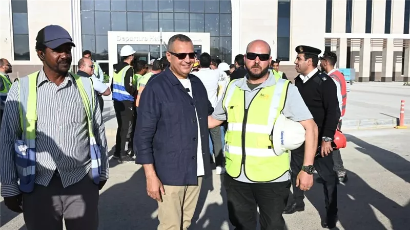 محافظ جنوب سيناء يتفقد مطار سانت كاترين الدولي.. ويلتقي بالعاملين