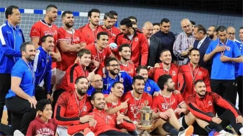 يد الأهلي أبطال لكأس مصر بعد الفوز على الأولمبي في المباراة النهائية