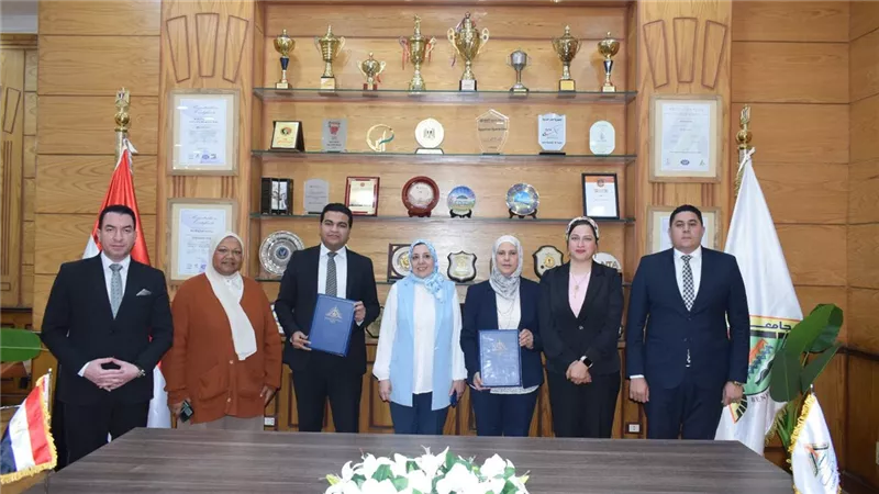 محافظ القليوبية يُسلّم عربة طعام متنقلة لشابين من خريجي مؤسسة البنين ببنها