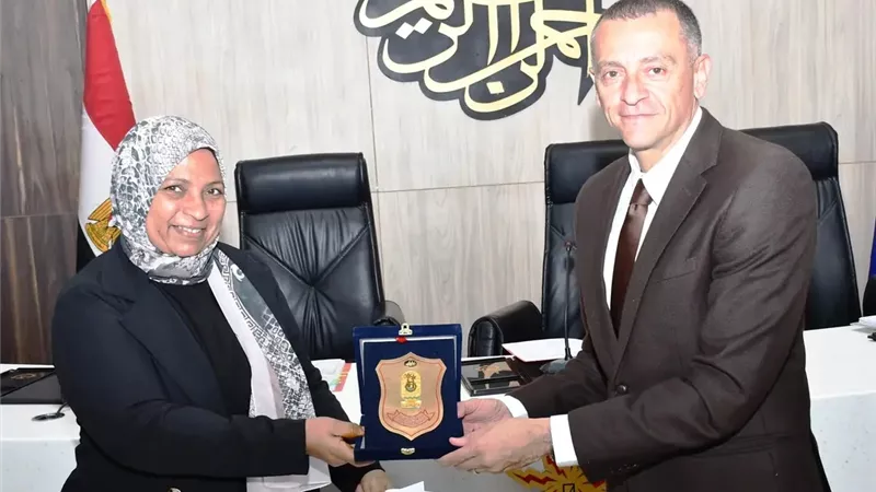 محافظ أسوان يكرم الأمهات المثاليات والفائزين فى مسابقة التميز الحكومى