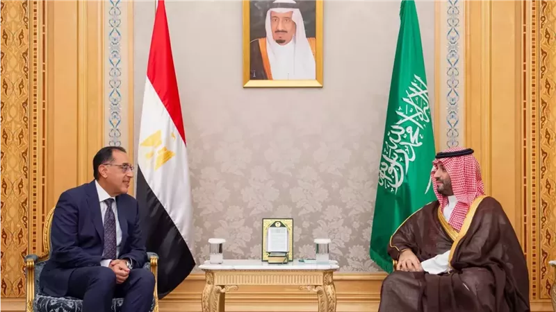 الأمير محمد بن سلمان يعزي الدكتور مصطفى مدبولي في وفاة والده