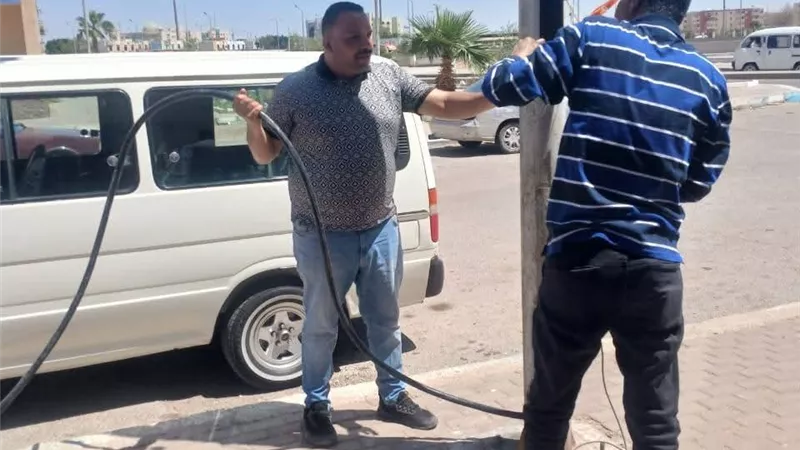 استمرار أعمال صيانة أعمدة الإنارة بحي عتاقة في السويس