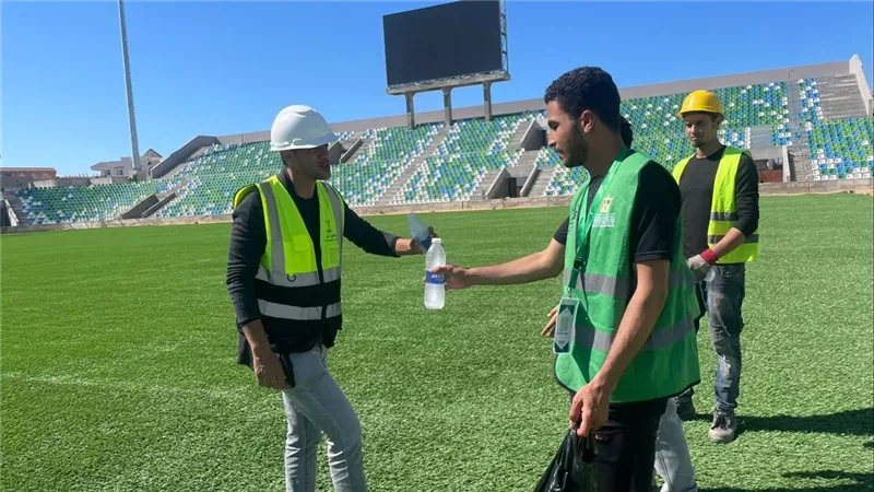 شباب بورسعيد يحتفون بعمال استاد النادي المصري الجديد بتوزيع الورود والمشروبات