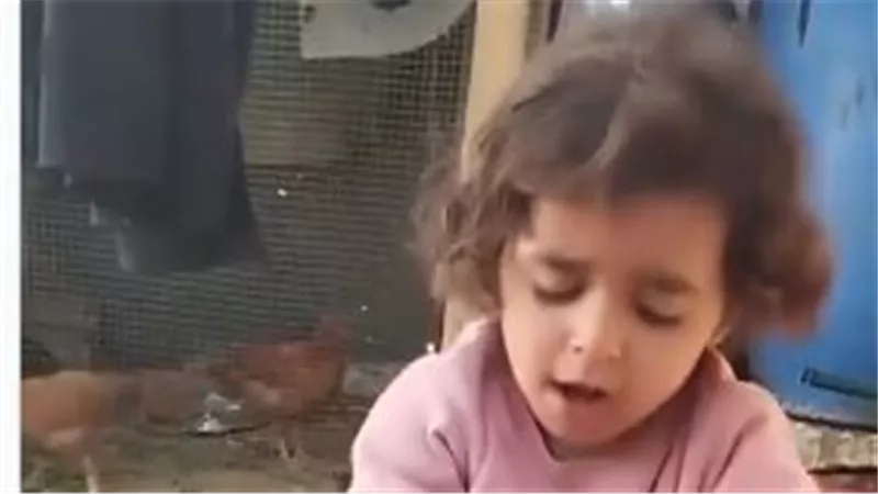 طفلة صغيرة تغسل الملابس وتغني لغزة.. براءة تصنع من الألم صوتا للحياة 