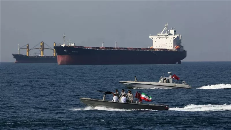 البحرية البريطانية: عبور السفن بمضيق هرمز تقلص بنسبة 90% منذ بدء الحرب