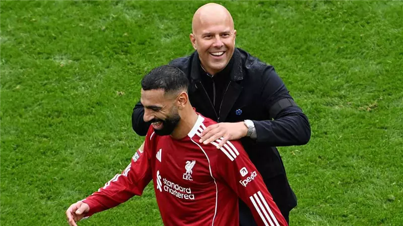 أرني سلوت يتغنى بمحمد صلاح: مو يستحق وداعًا يليق بتاريخه في أنفيلد