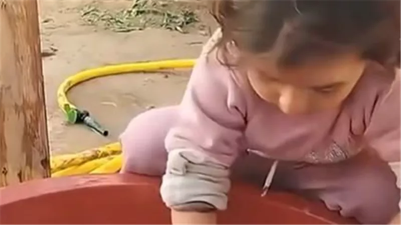«يا غزة نوارة».. طفلة فلسطينية تغسل الملابس وتردد كلمات مؤثرة من قلب المعاناة