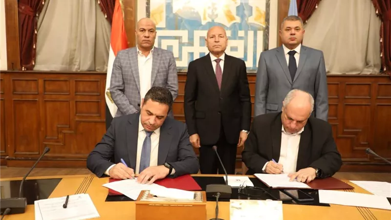 محافظ القاهرة يوقع بروتوكولا مع 