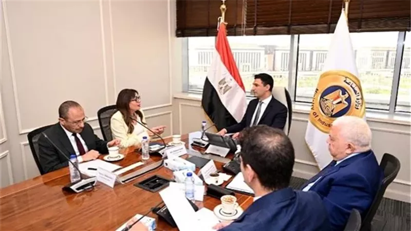 وزير الصناعة يبحث مع «طاقة عربية» التوسع في الطاقة الخضراء وشحن السيارات