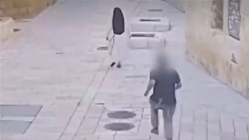 مستوطن إسرائيلي يلاحق راهبة ويعتدي عليها بوحشية (شاهد الفيديو)