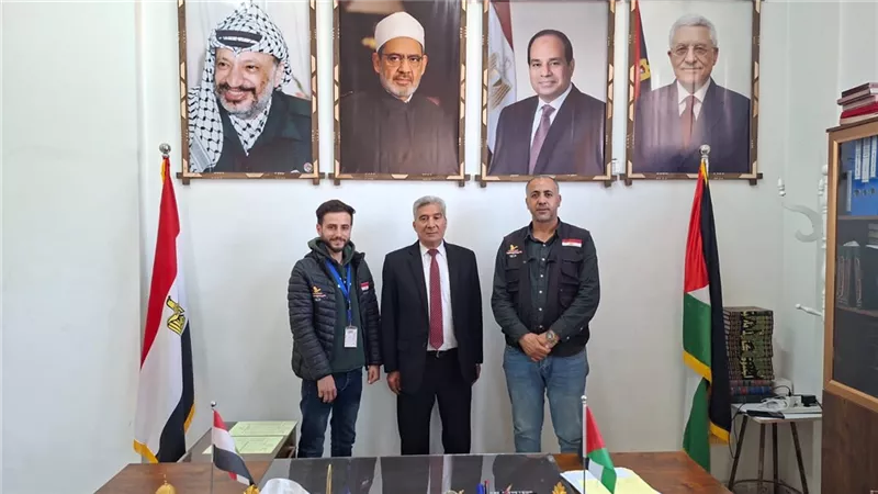 وفد اللجنة المصرية لإغاثة غزة يزور المعاهد الأزهرية في فلسطين