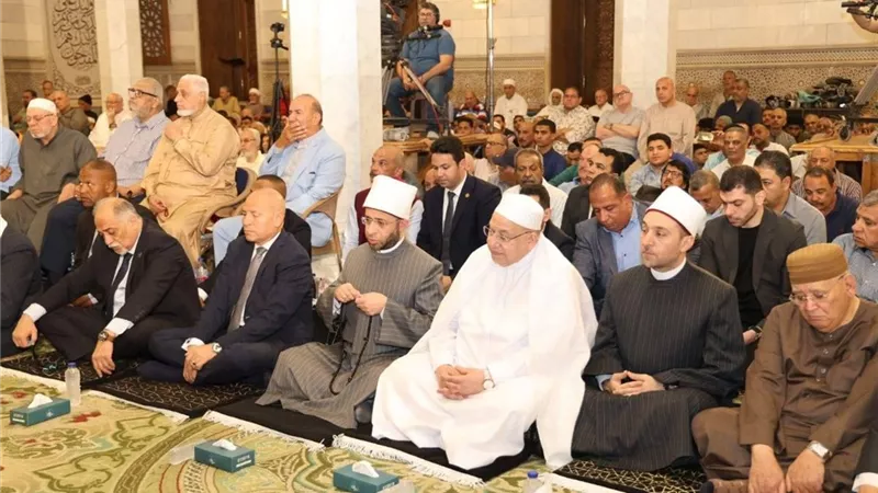 وزير الأوقاف ومحافظ القاهرة ونقيب الأشراف يؤدون صلاة الجمعة بمسجد السيدة نفيسة