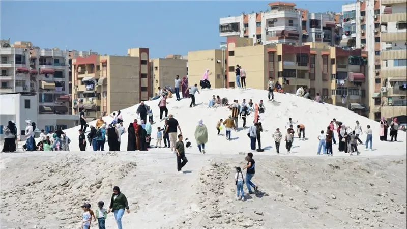 جبال الملح ببورفؤاد تجذب مئات الزوار من المحافظات خلال عطلة نهاية الأسبوع