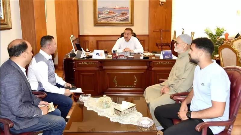 محافظ بورسعيد يستقبل عددًا من المواطنين بمكتبه ويوجه بسرعة تلبية مطالبهم