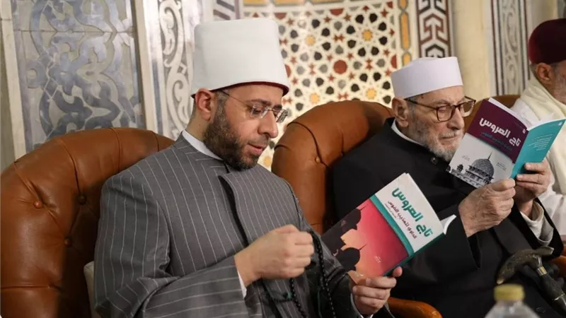 الأزهري يشهد ختام قراءة «تاج العروس» ويُجيز الحاضرين بسند متصل لابن عطاء الله
