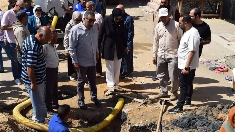  رئيس مياه القناة ونائبة الإسماعيلية يتابعان أعمال إصلاح الصرف الصحي بالسحارة