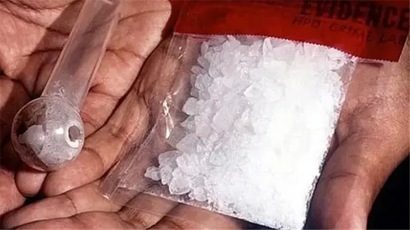 سقوط تاجر الآيس في قبضة مباحث الأزبكية وبحوزته 18 كيس مخدر