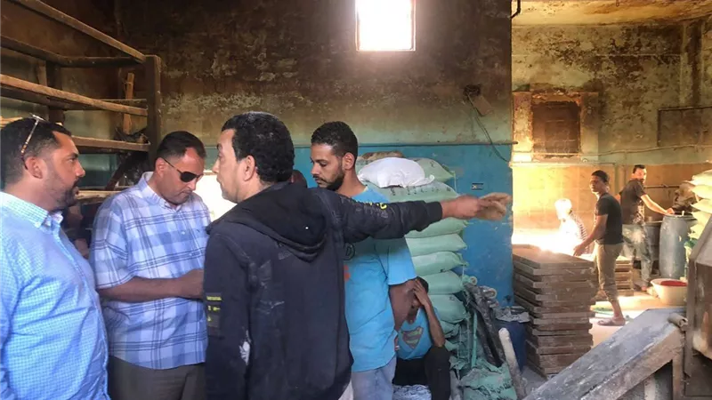 جولة ميدانية لرئيس حي الجناين لمتابعة الخدمات والمخابز وضمان الجودة بالسويس