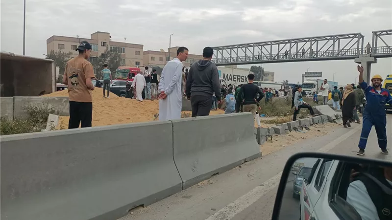 اشتباه في حالات وفاة.. انقلاب سيارة نقل محملة بالرمال غرب الإسكندرية 