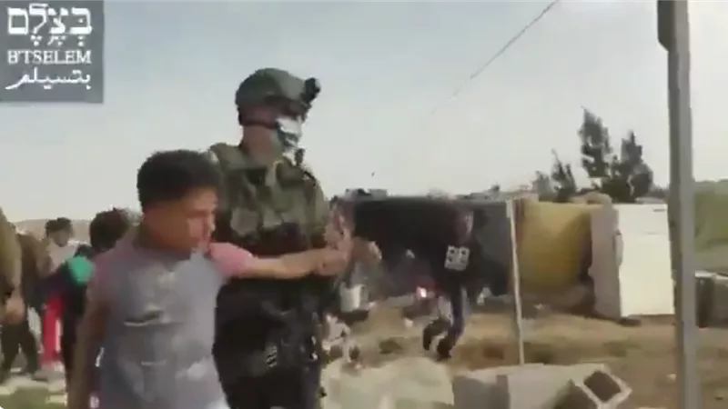 طفولة في قبضة الاحتلال.. مشهد اعتقال 5 أطفال فلسطينيين بسبب نباتات برية يهزّ القلوب