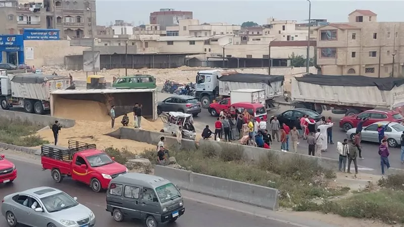 إصابة 5 أشخاص في انقلاب مقطورة نقل ثقيل على ميكروباص غرب الإسكندرية