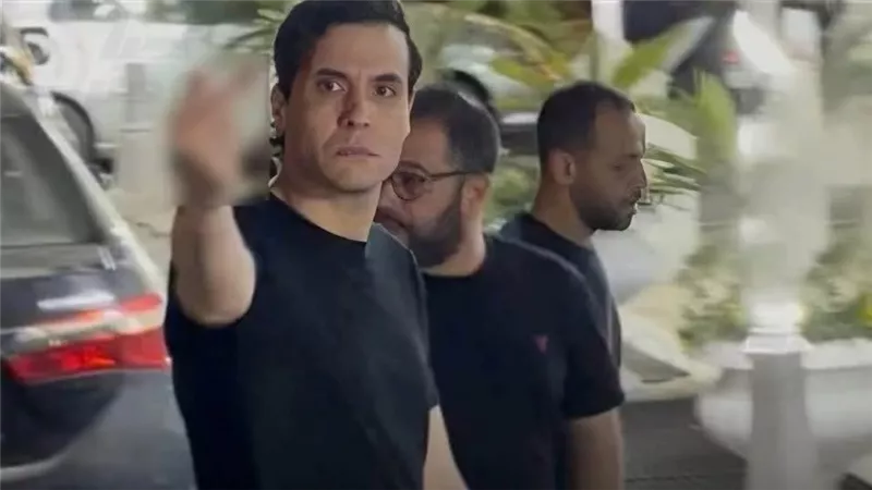 بعد مشادته مع المصورين.. بلاغ للنائب العام ضد أمير عيد بسبب إشارة غير لائقة