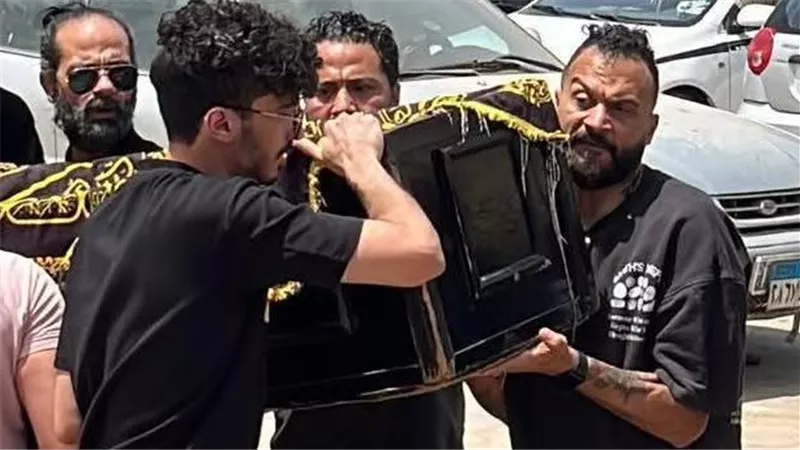 انهيار ودموع إبراهيم سعيد في جنازة والدته بمسجد السيدة نفيسة |صور