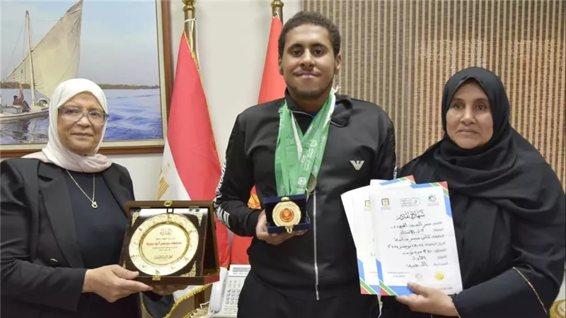 محافظ بورسعيد يكرم أسرة الشهيد محمود أبو جمرة وبطل السباح عمر السيد