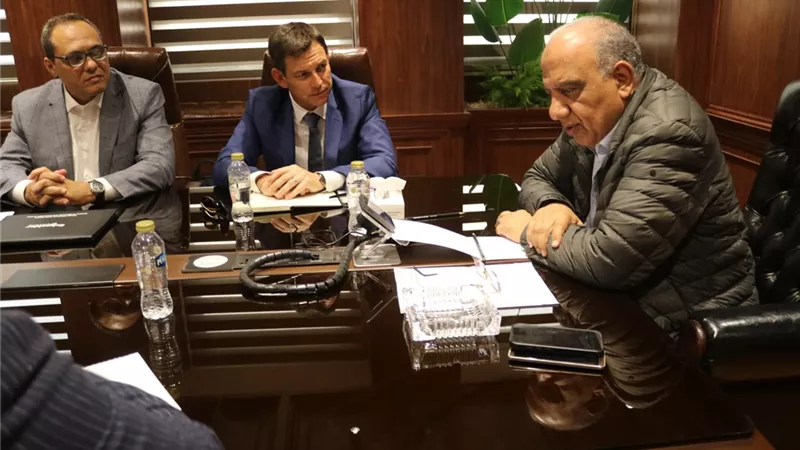 وزير الكهرباء يبحث مع «شنايدر إليكتريك» التوسع فى استخدام الطاقة فى المصانع 