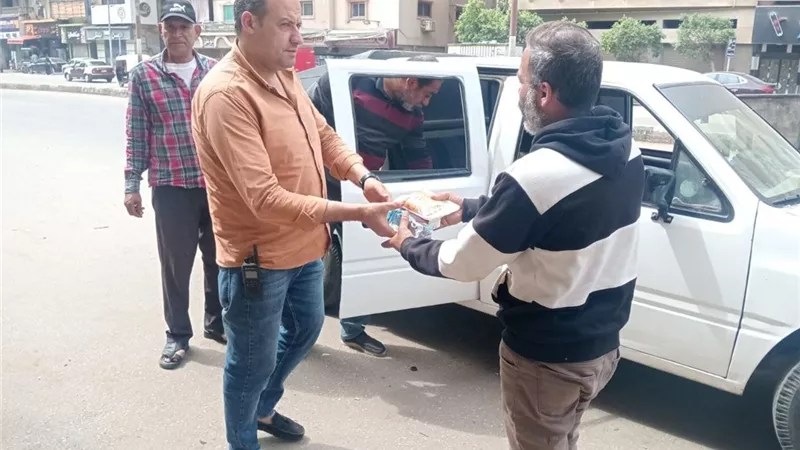 لفتة انسانية.. محافظ الشرقية يوجه بتوفير مشروبات مبردة لعمال النظافة 