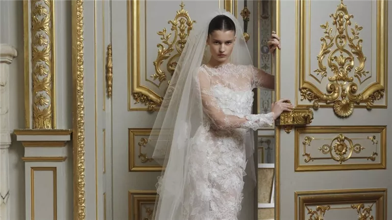 لكل عروس عالمها الخاص.. شاهد فساتين زفاف إيلي صعب لربيع وصيف 2027