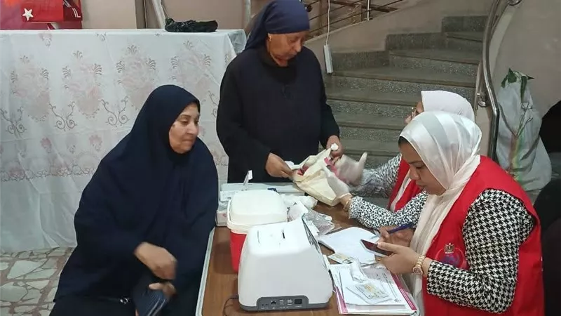 قافلة مبادرة الأمراض المزمنة تفحص المواطنين داخل الكنيسة الإنجيلية بالسويس