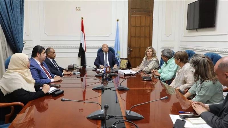 محافظ القاهرة يلتقى بأعضاء جمعية محبى الأشجار وممثلى سكان منطقة المعادى 