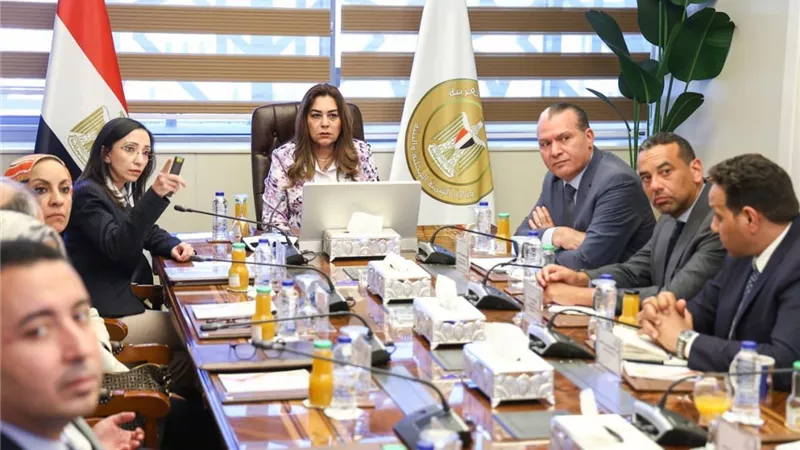 وزيرة التنمية ومحافظ البحيرة يعقدان اجتماعا لخطة تطوير رشيد وتعزيز التنمية 