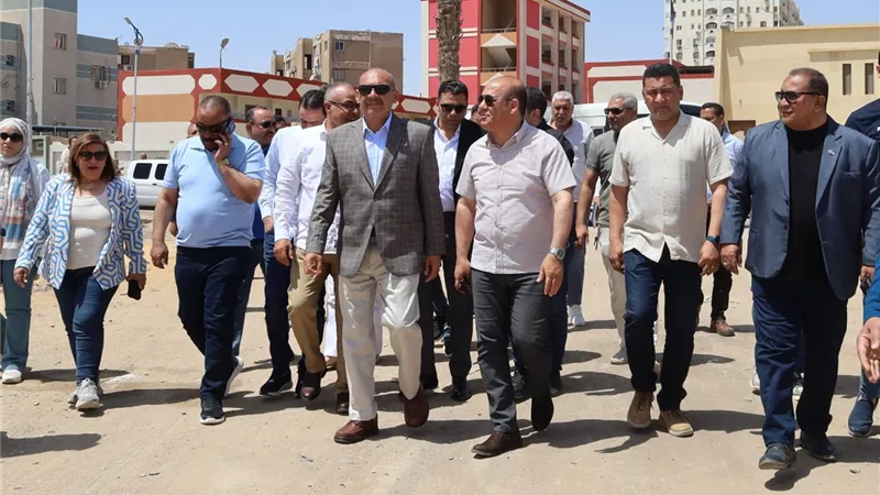 محافظ السويس يتفقد منطقة الخور ويوجه بتكثيف حملات النظافة ورفع الاشغالات