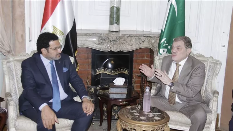 الخبير الاقتصادي عاطف حسان ينضم للوفد ويطرح استراتيجية للتعافي الاقتصادي