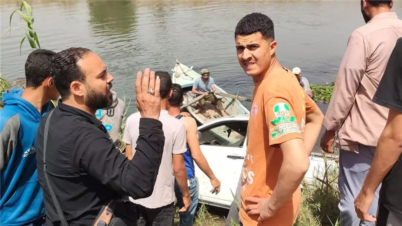 إصابة شخصين إثر انقلاب سيارة ربع نقل محملة بالفرولة بالرياح الناصري بالمنوفية
