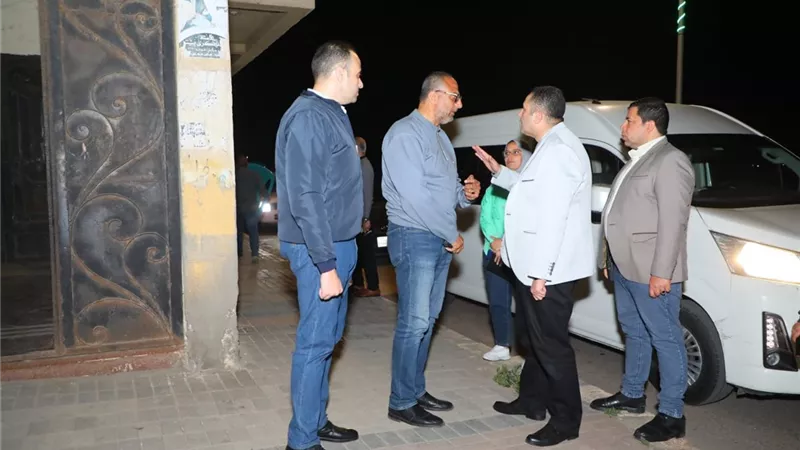 جولة مسائية لمحافظ دمياط لمتابعة الخدمات ورفع التعديات بعدد من المدن