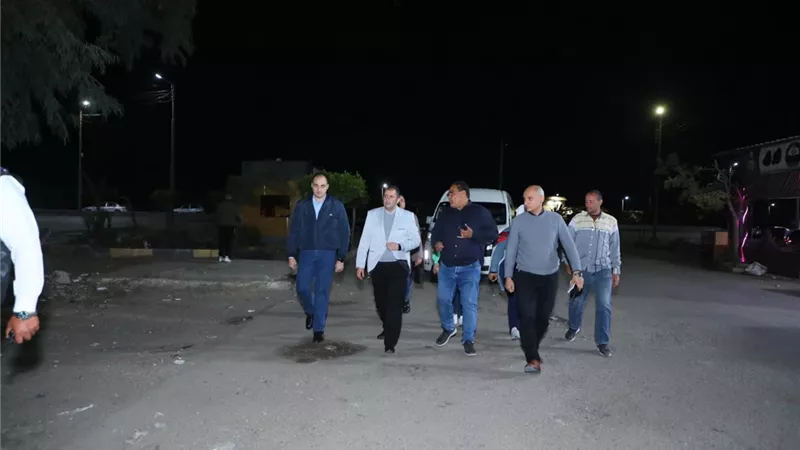 جولة مسائية لمحافظ دمياط بموقف سيارات الأجرة والسوق بمدينة كفر سعد