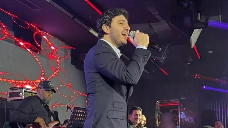 محمد فضل شاكر يواصل نجاحاته الغنائية بحفل كامل العدد في القاهرة | صور
