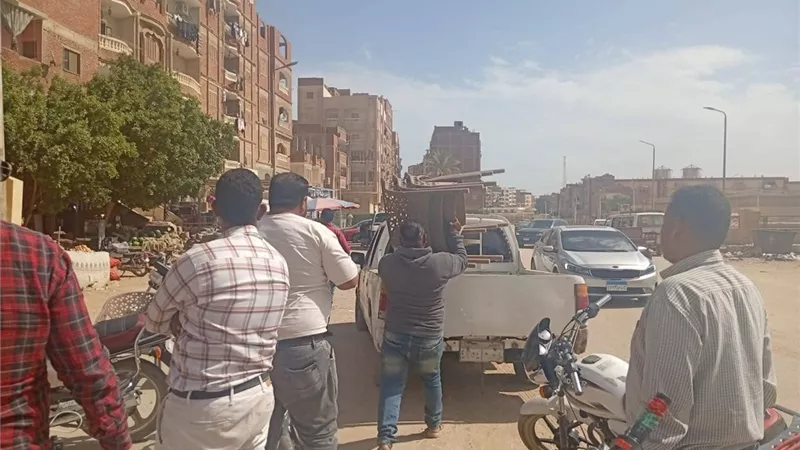 حملة مكبرة لرفع الاشغالات وتحسين النظافة بشارعي الباسل وبورسعيد بالسويس 
