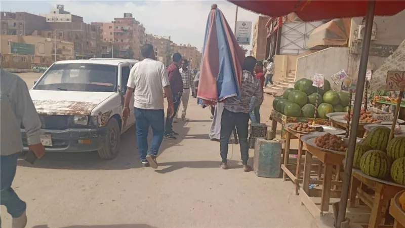 حملات مكثفة لرفع الإشغالات بحي الجناين في السويس وإعادة الانضباط للشارع