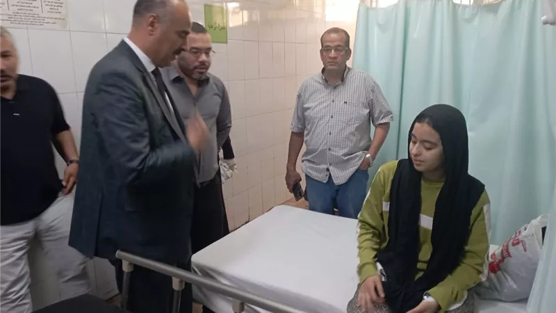 وكيل تعليم بنى سويف يطمئن على 3 طالبات أصبن باشتباه تسمم غذائي 