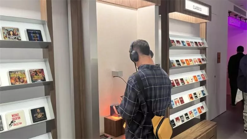 مكتبة بلا كتب ورقية.. افتتاح متجر كتب صوتية في نيويورك