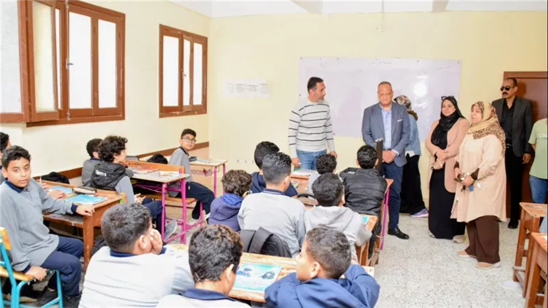 وكيل تعليم بورسعيد يتابع امتحانات الشهر بمدرسة سعد زغلول الإعدادية بنين