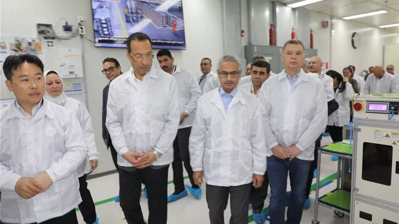 وزير الاتصالات ومحافظ بني سويف يتفقدان مصنع الاليكترونيات