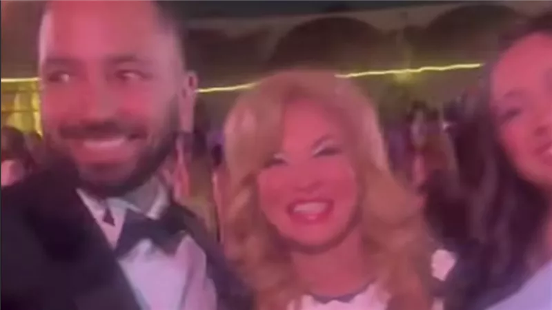  هالة سرحان تحتضن نور عمرو أديب في حفل زفاف زياد الدمّاطي 