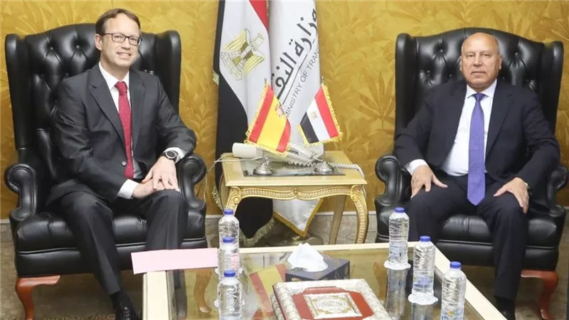 خلال لقائه وزير النقل.. السفير الإسباني يشيد بالتطور الهائل بقطاع النقل بمصر